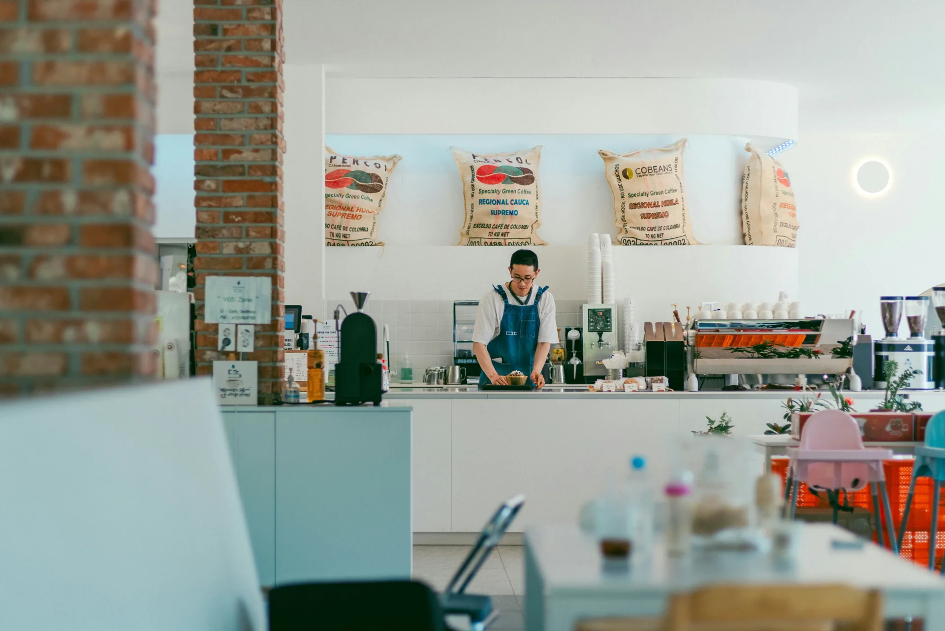 Interior de una cafetería y panadería