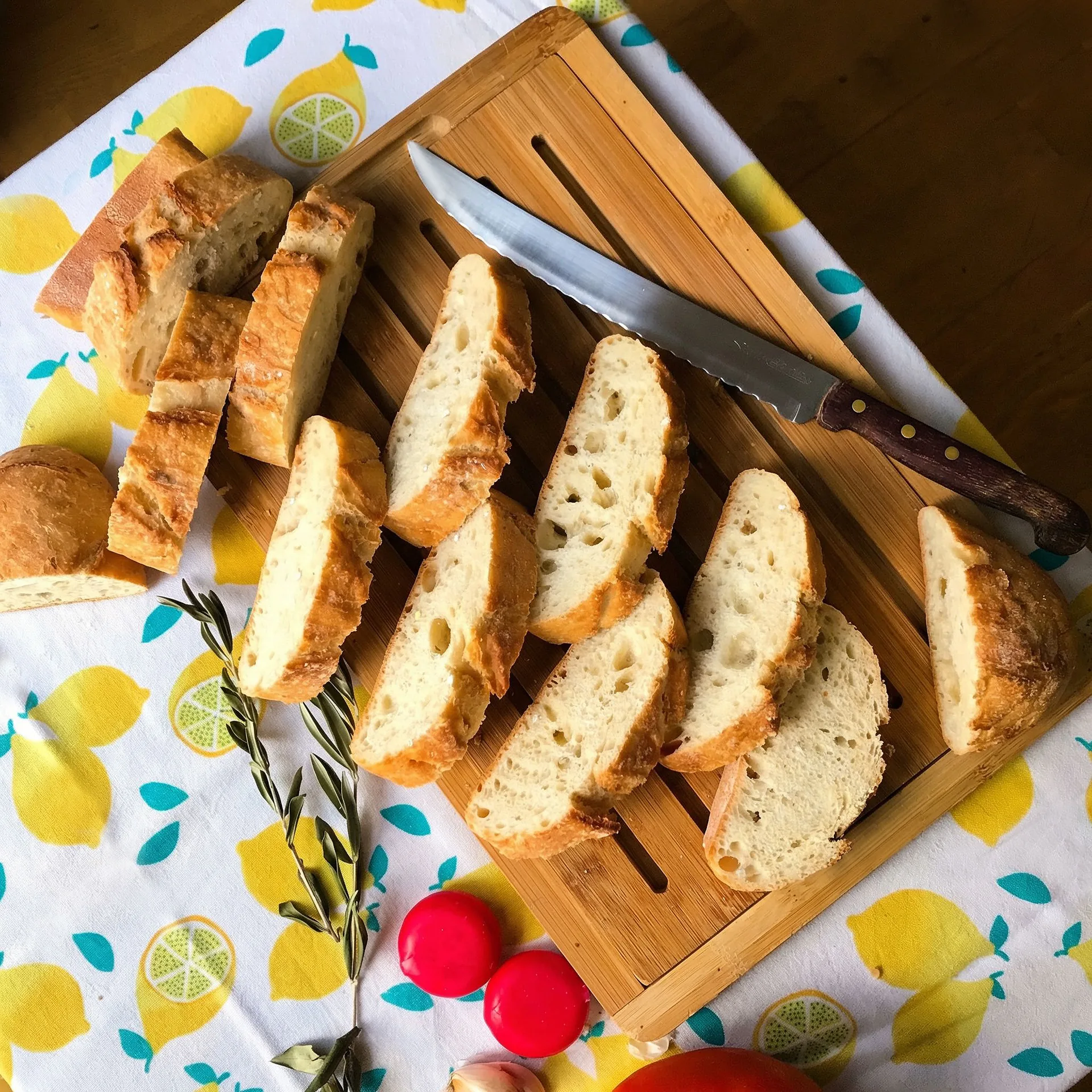 Pan con semillas cortado en rebanadas